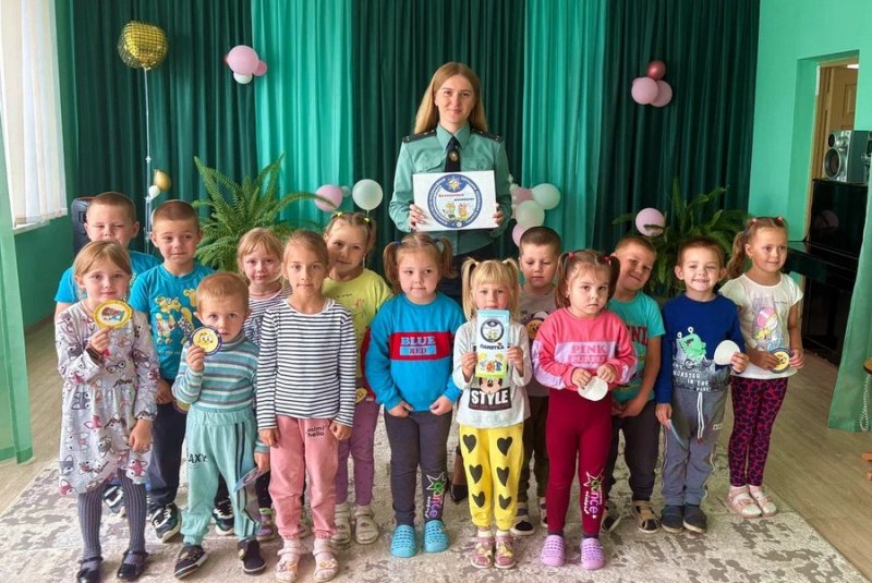 Работники Зельвенского РОЧС собрали юных жителей агрогородка Елка на праздник безопасности